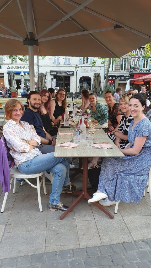 A group of French and German researchers on accessibility and Easy Language during a networking event in summer clothing